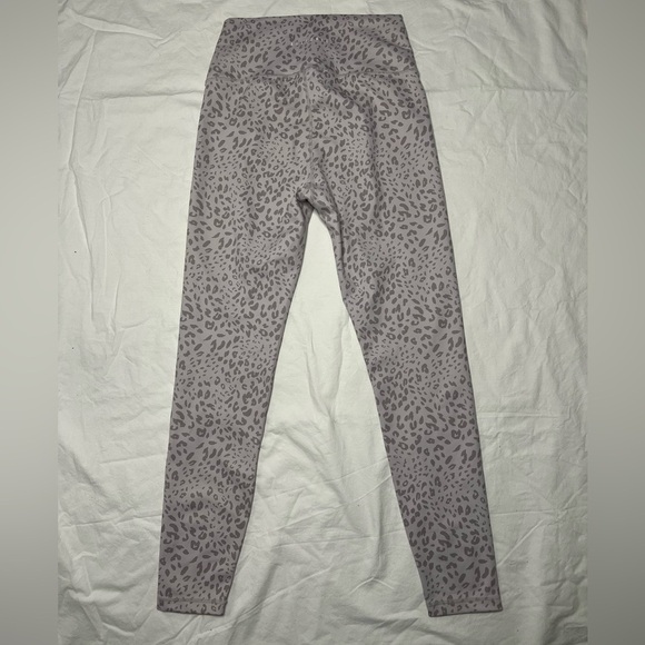 Allfenix White and Grey Leopard Print Leggings - Picture 3 of 11